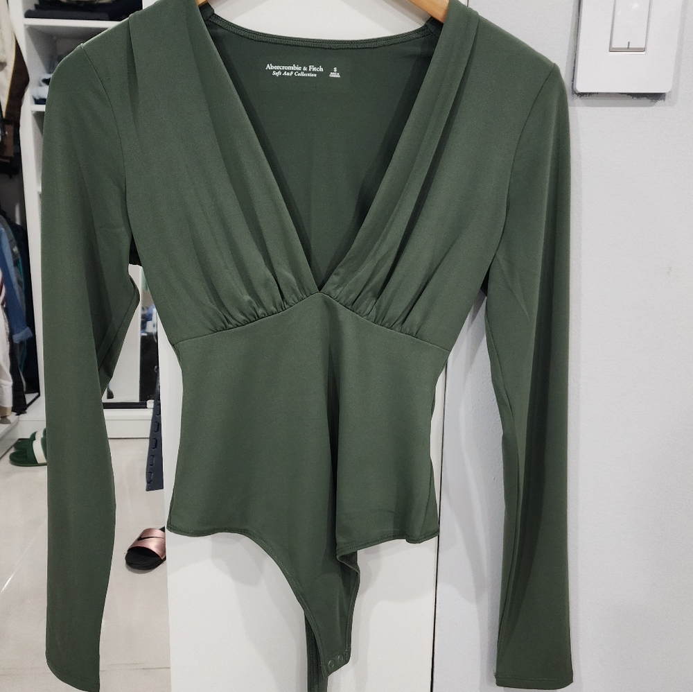NWT Abercrombie & Fitch Deep V-neck bodysuit